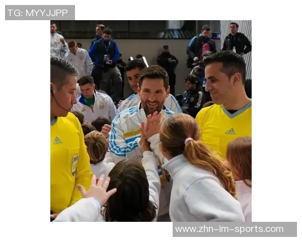 安东内拉社媒分享与梅西甜蜜合影为国家队加油助威 安东内拉社媒分享与梅西甜蜜合影为国家队加油助威